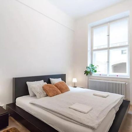 Luxury Apartment On Old Town Square Prag Exteriör bild