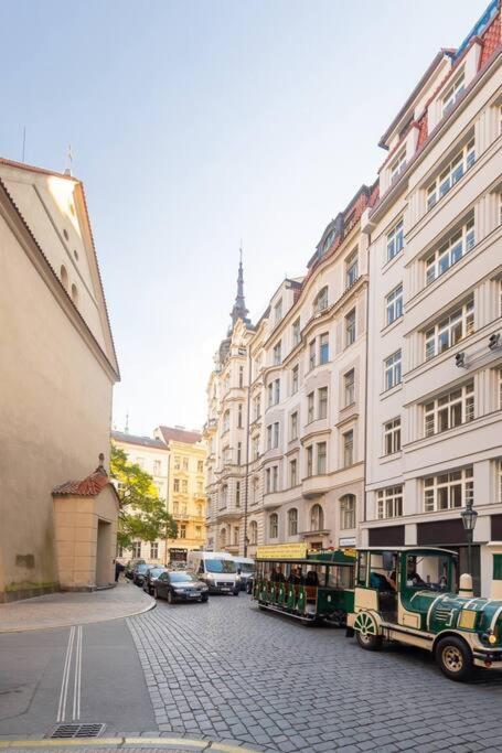 Luxury Apartment On Old Town Square Prag Exteriör bild