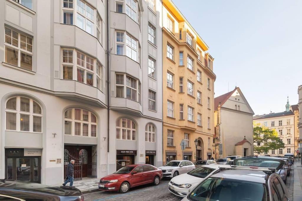 Luxury Apartment On Old Town Square Prag Exteriör bild