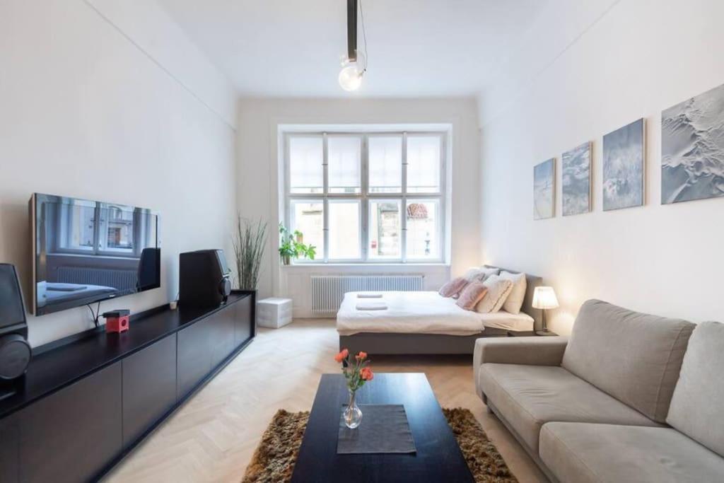Luxury Apartment On Old Town Square Prag Exteriör bild